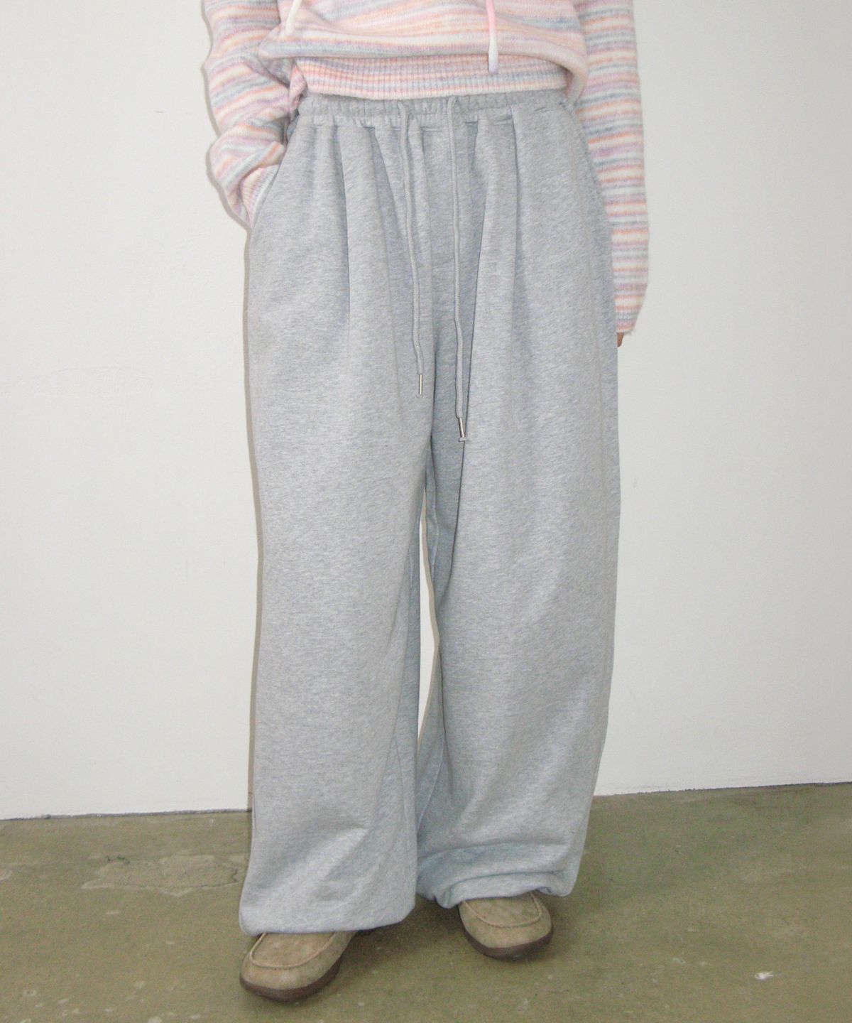 론론(RONRON) HEART POCKET WIDE JOGGER PANTS GREY