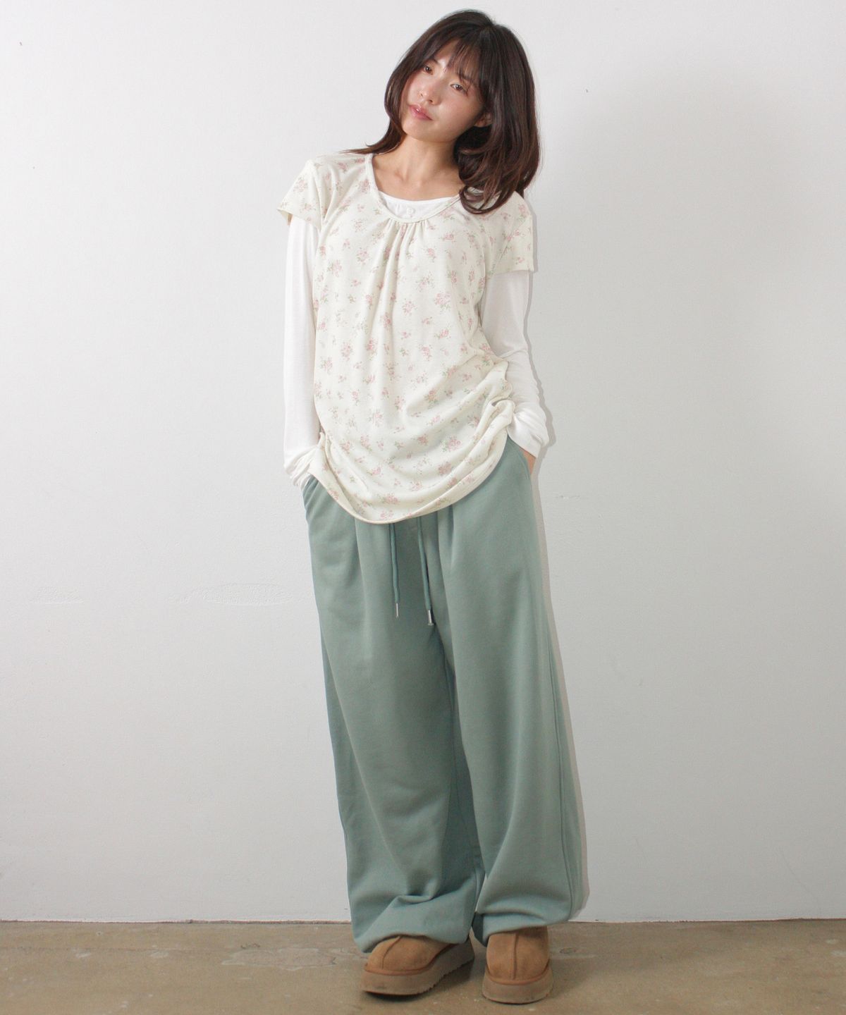 론론(RONRON) HEART POCKET WIDE JOGGER PANTS ASH KHAKI
