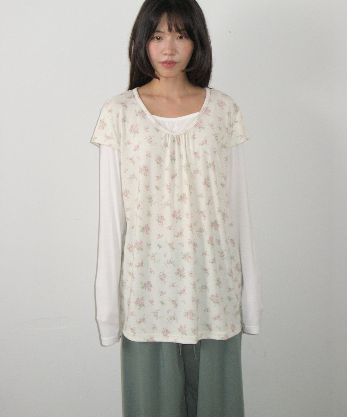 론론(RONRON) HEART POCKET WIDE JOGGER PANTS ASH KHAKI