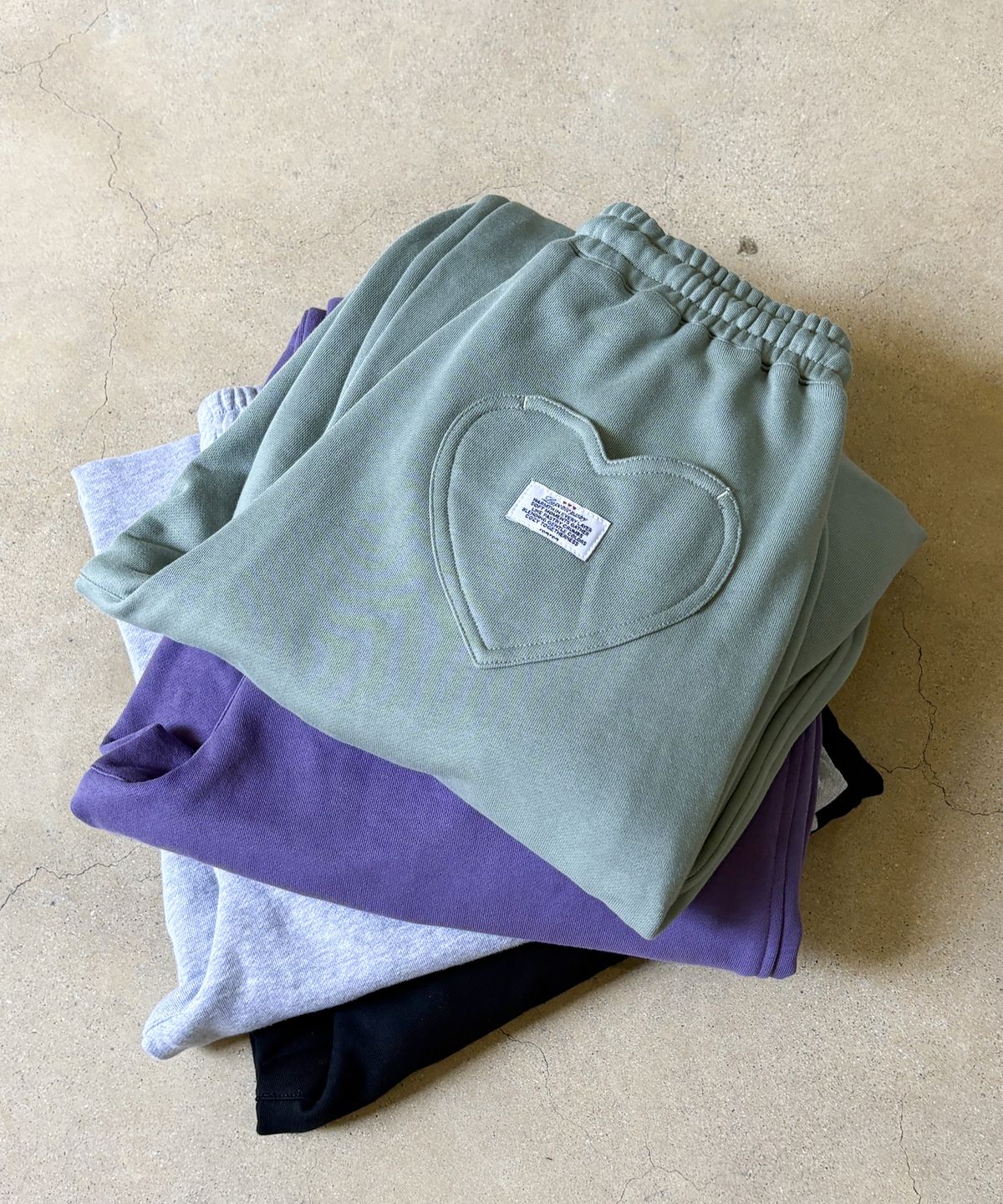 론론(RONRON) HEART POCKET WIDE JOGGER PANTS ASH KHAKI