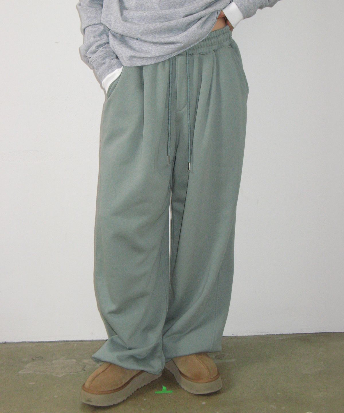 론론(RONRON) HEART POCKET WIDE JOGGER PANTS ASH KHAKI