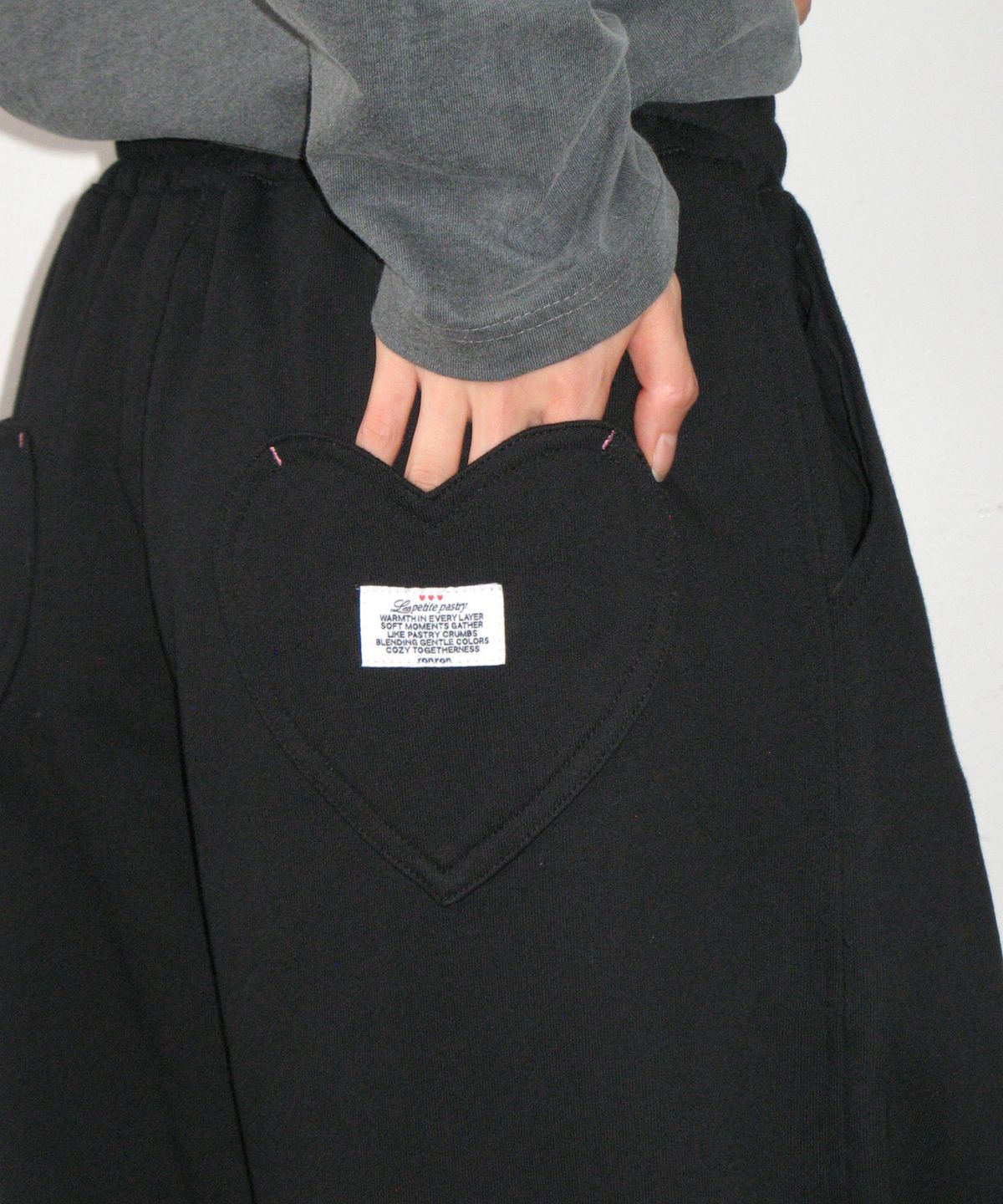 론론(RONRON) HEART POCKET WIDE JOGGER PANTS BLACK