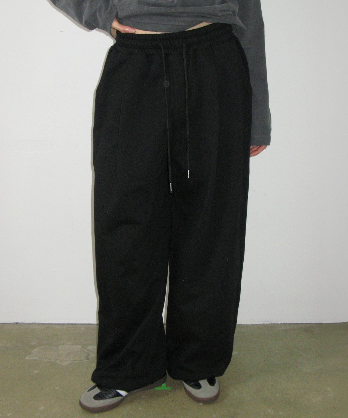 론론(RONRON) HEART POCKET WIDE JOGGER PANTS BLACK