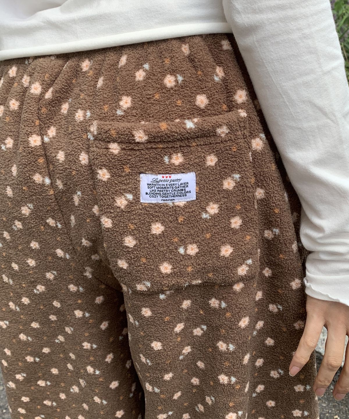 론론(RONRON) FLOWER PATTERN FLEECE PANTS BROWN