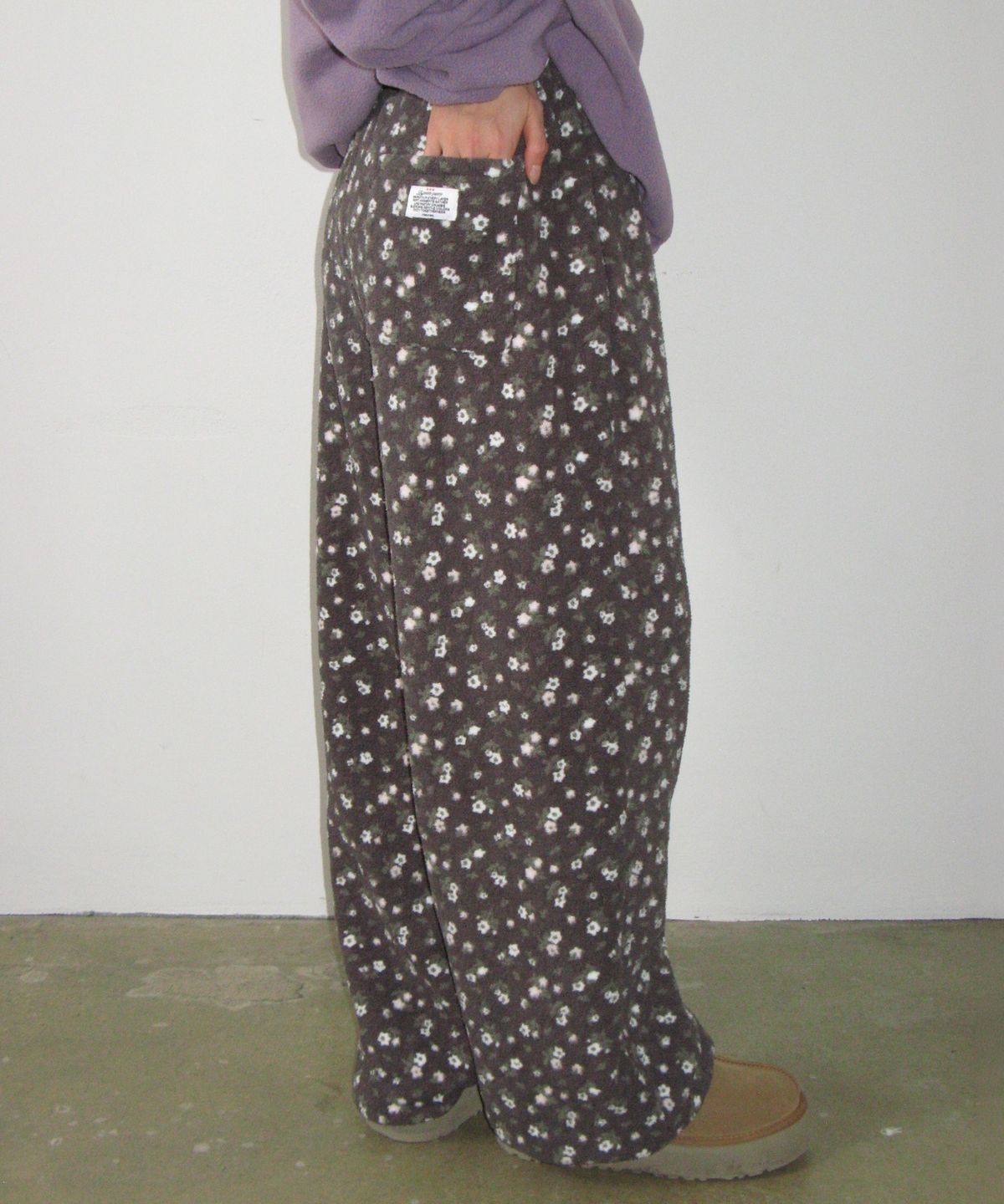 론론(RONRON) FLOWER PATTERN FLEECE PANTS CHARCOAL