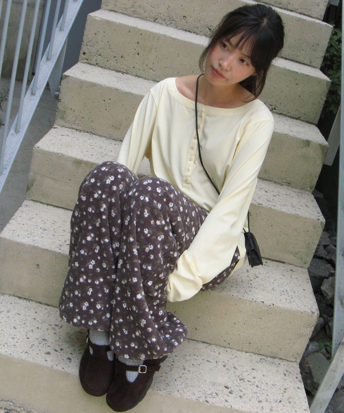 론론(RONRON) FLOWER PATTERN FLEECE PANTS CHARCOAL