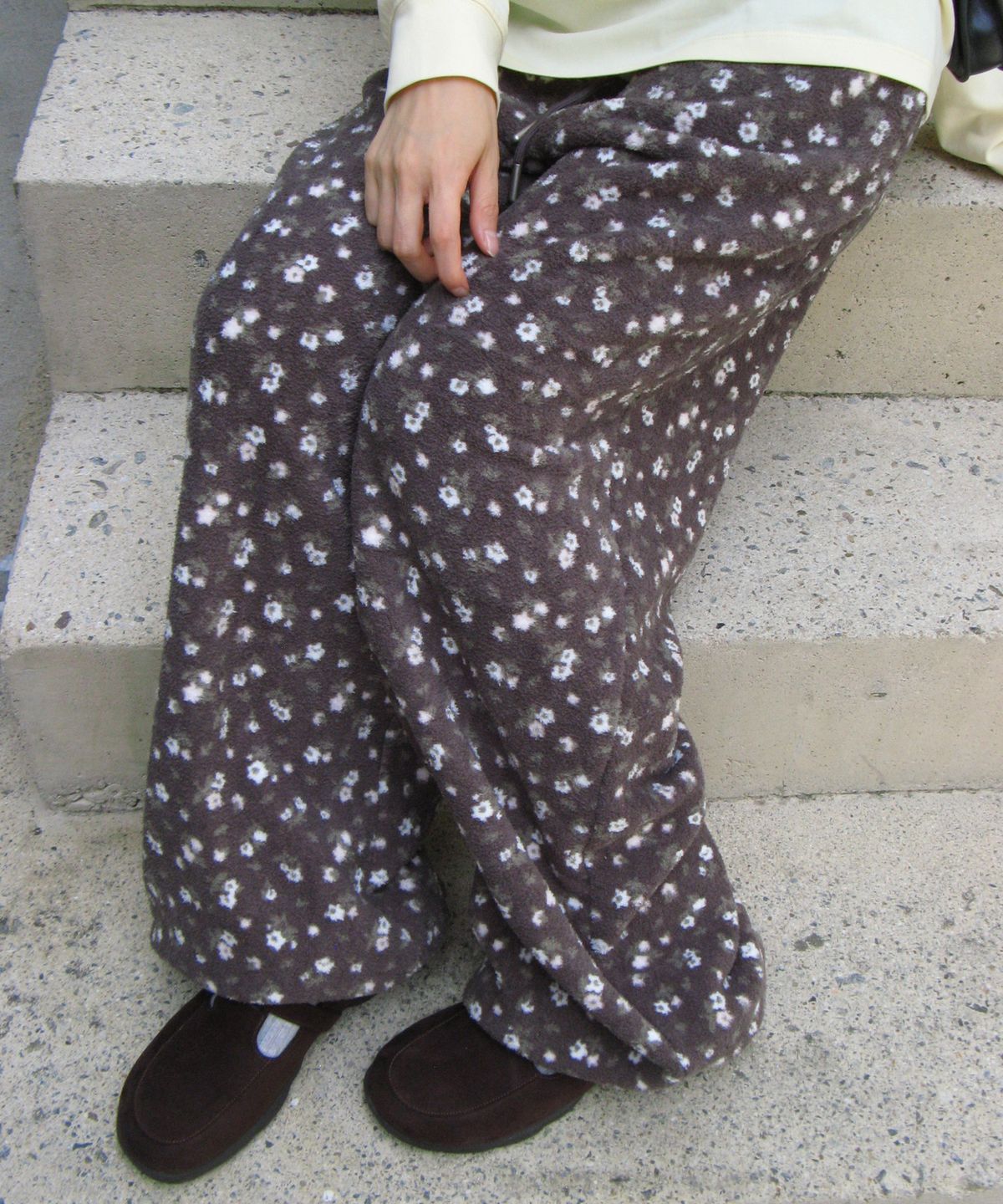 론론(RONRON) FLOWER PATTERN FLEECE PANTS CHARCOAL