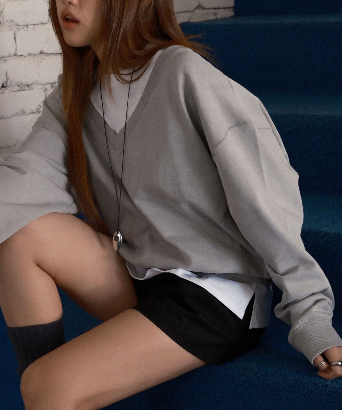 트리나타(TRINATA) 트리나타 오버핏 딥 브이넥 피그먼트 맨투맨_그레이