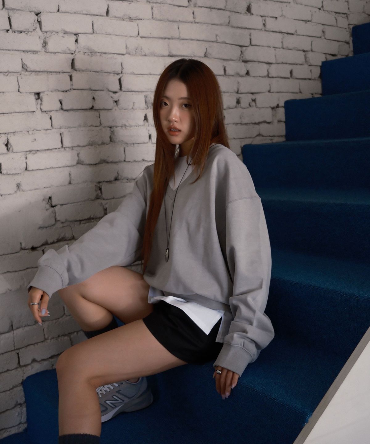 트리나타(TRINATA) 트리나타 오버핏 딥 브이넥 피그먼트 맨투맨_그레이