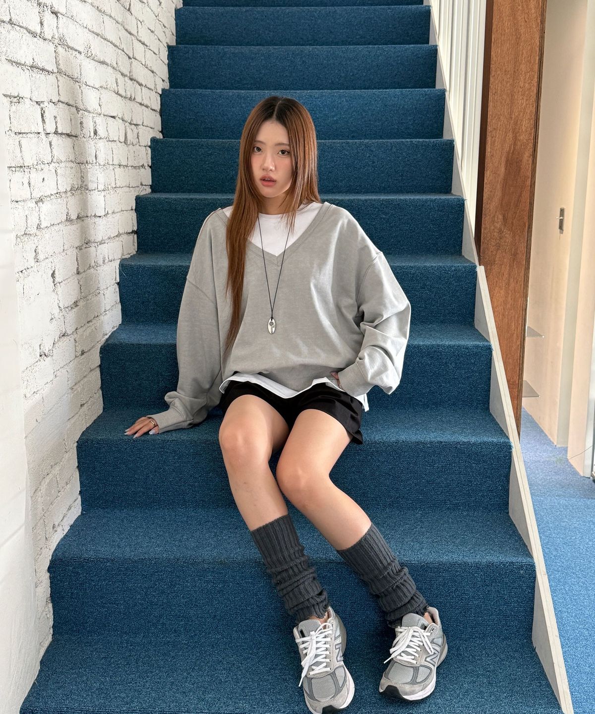 트리나타(TRINATA) 트리나타 오버핏 딥 브이넥 피그먼트 맨투맨_그레이