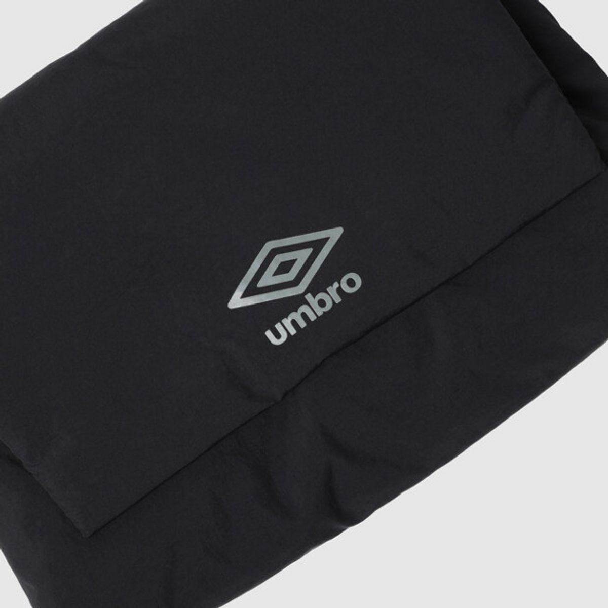 엄브로(UMBRO) 소프트 퍼프 플랩 크로스백 블랙 UR422CBGN3