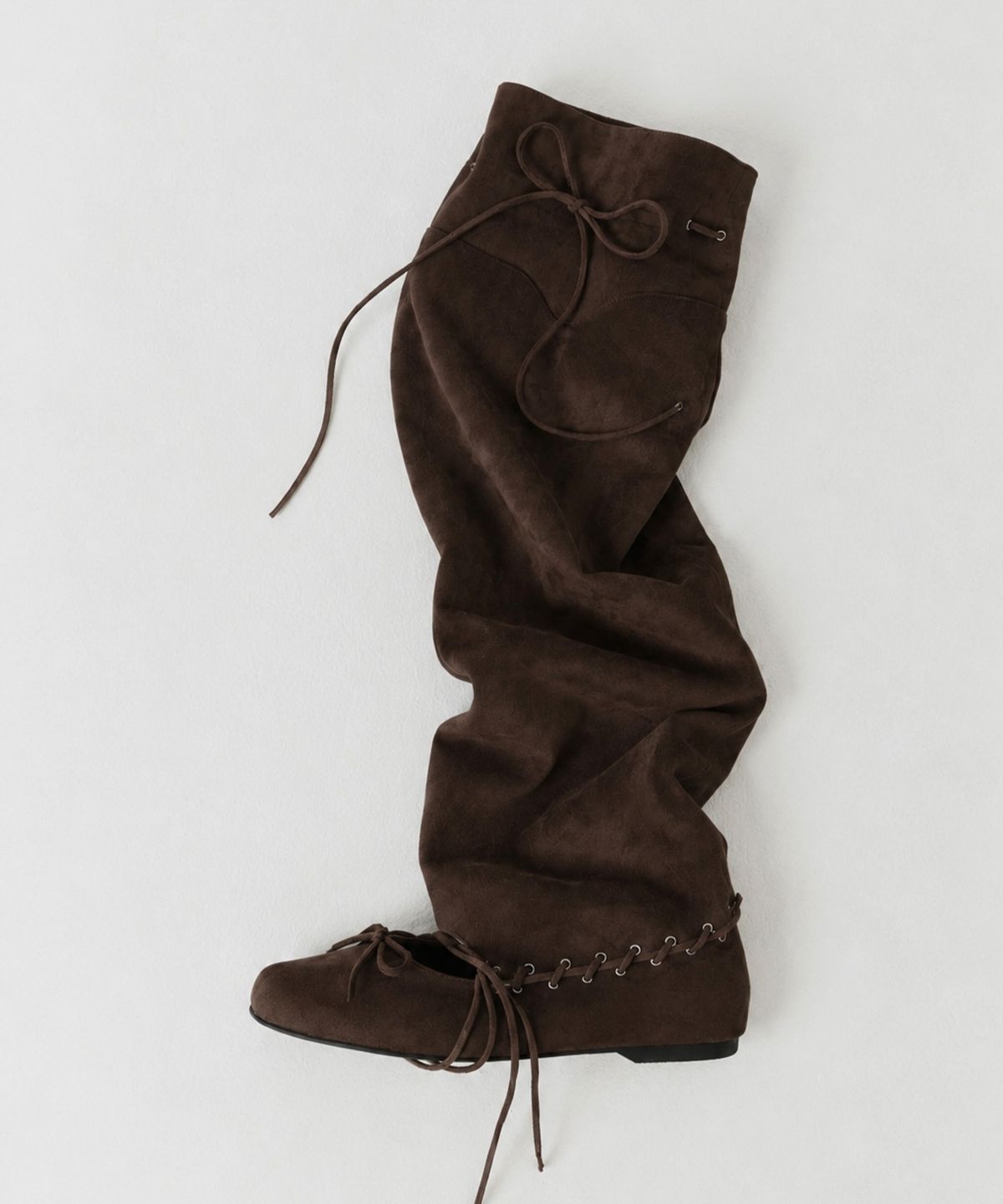 모이페어(MOIFAIRE) STRAP FLAT SUEDE BOOTS / BROWN
