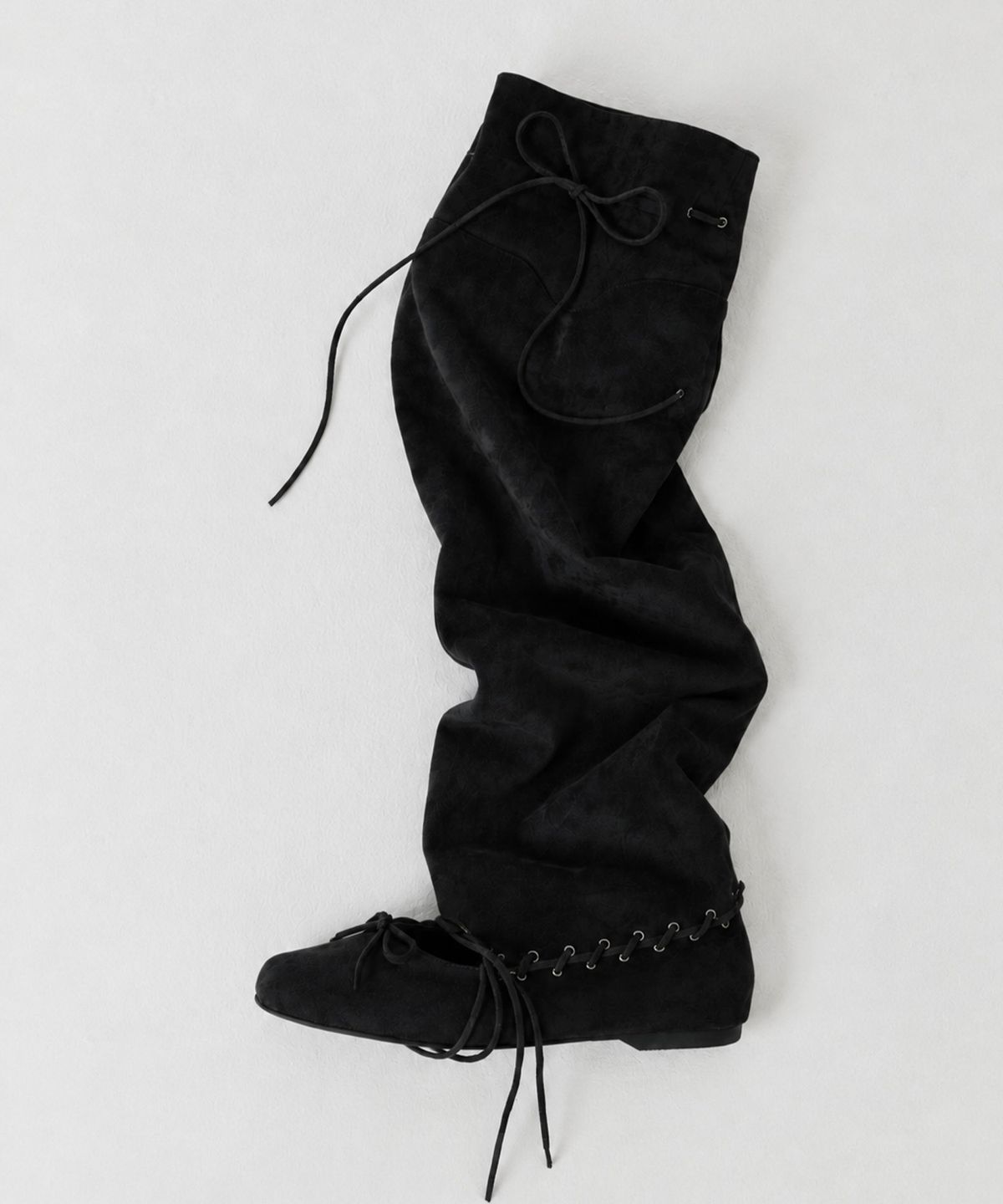 모이페어(MOIFAIRE) STRAP FLAT SUEDE BOOTS / BLACK