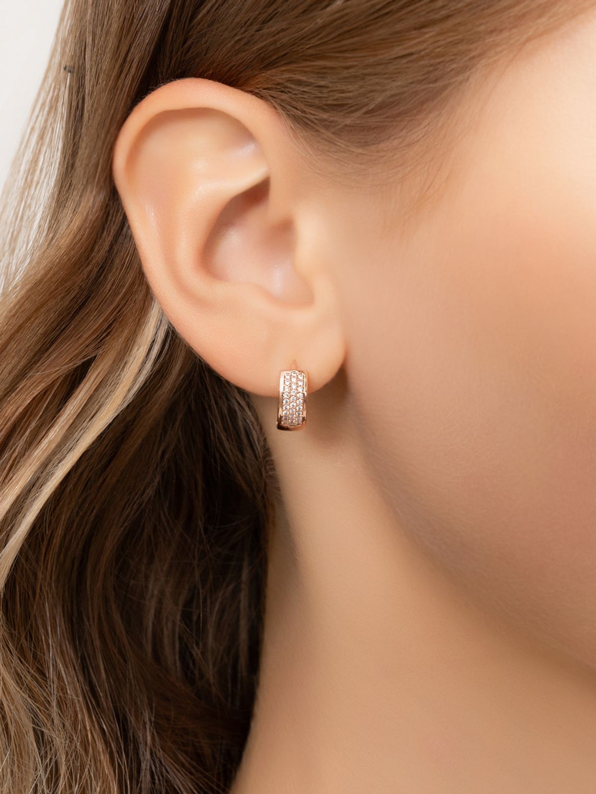 엘르주얼리(ELLEJEWELRY) 14K GF 큐빅 볼드 원터치 귀걸이 ELGPEE594
