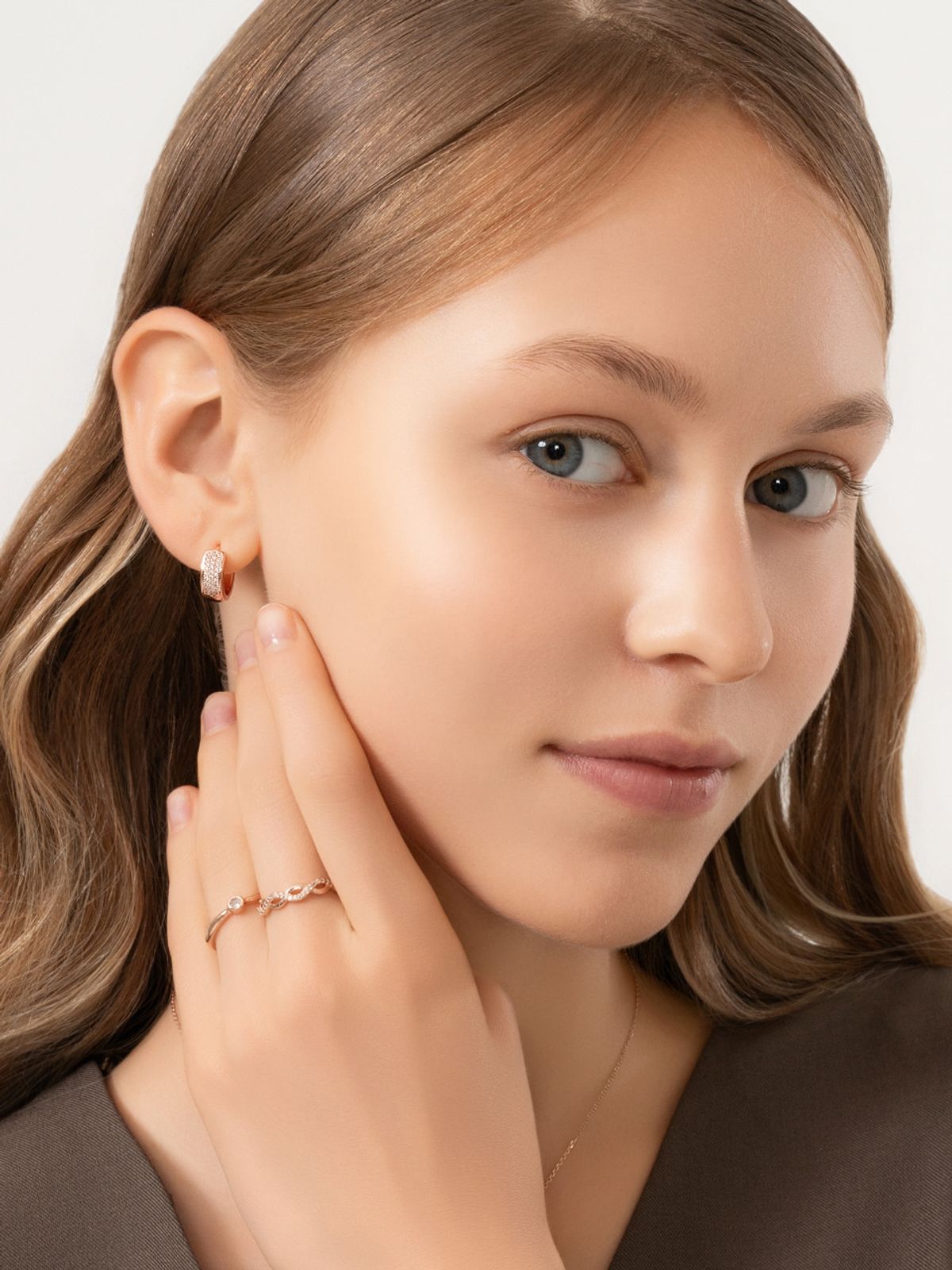 엘르주얼리(ELLEJEWELRY) 14K GF 큐빅 볼드 원터치 귀걸이 ELGPEE594