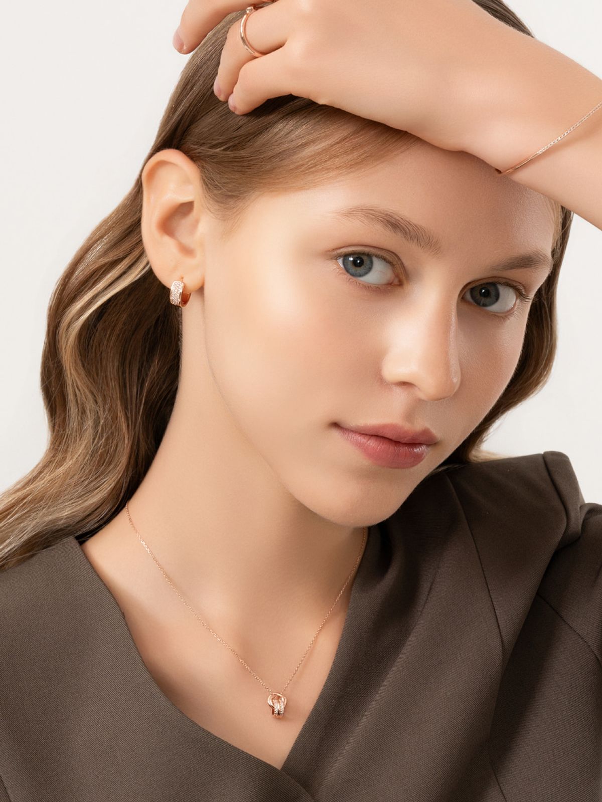 엘르주얼리(ELLEJEWELRY) 14K GF 큐빅 볼드 원터치 귀걸이 ELGPEE594