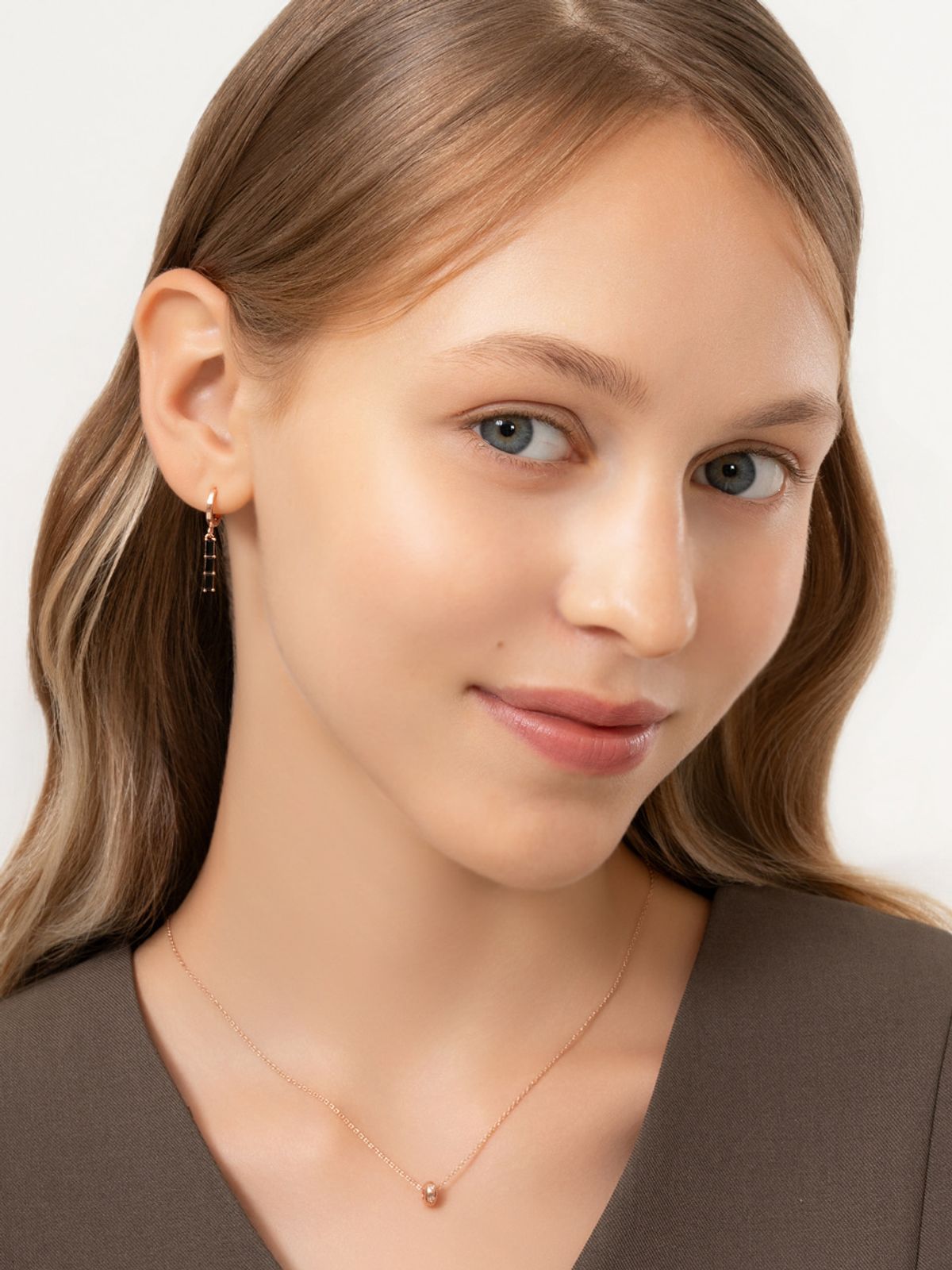 엘르주얼리(ELLEJEWELRY) 14K GF 슬림 블랙 드롭 원터치 귀걸이 ELGPEE593
