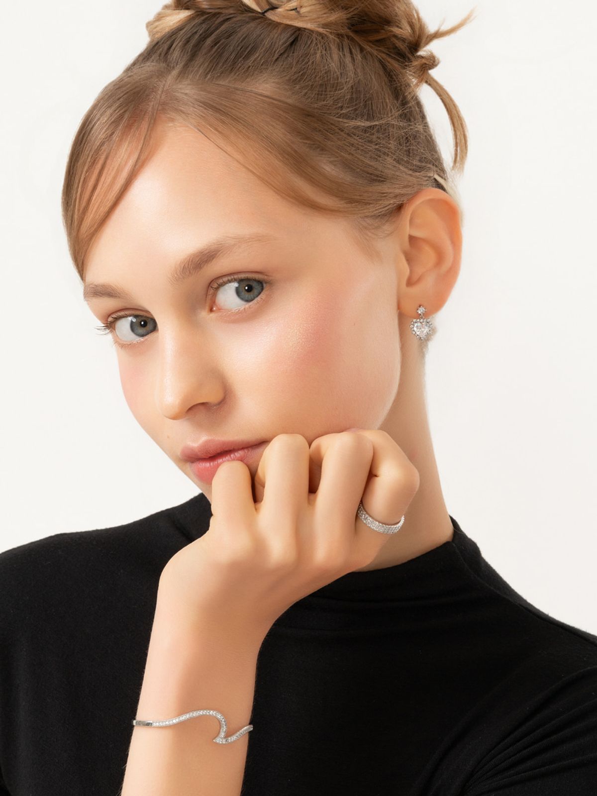 가이거주얼리(GEIGERJEWELRY) 18K GF 에스텔 하트 드롭 귀걸이 GI8KPEE093