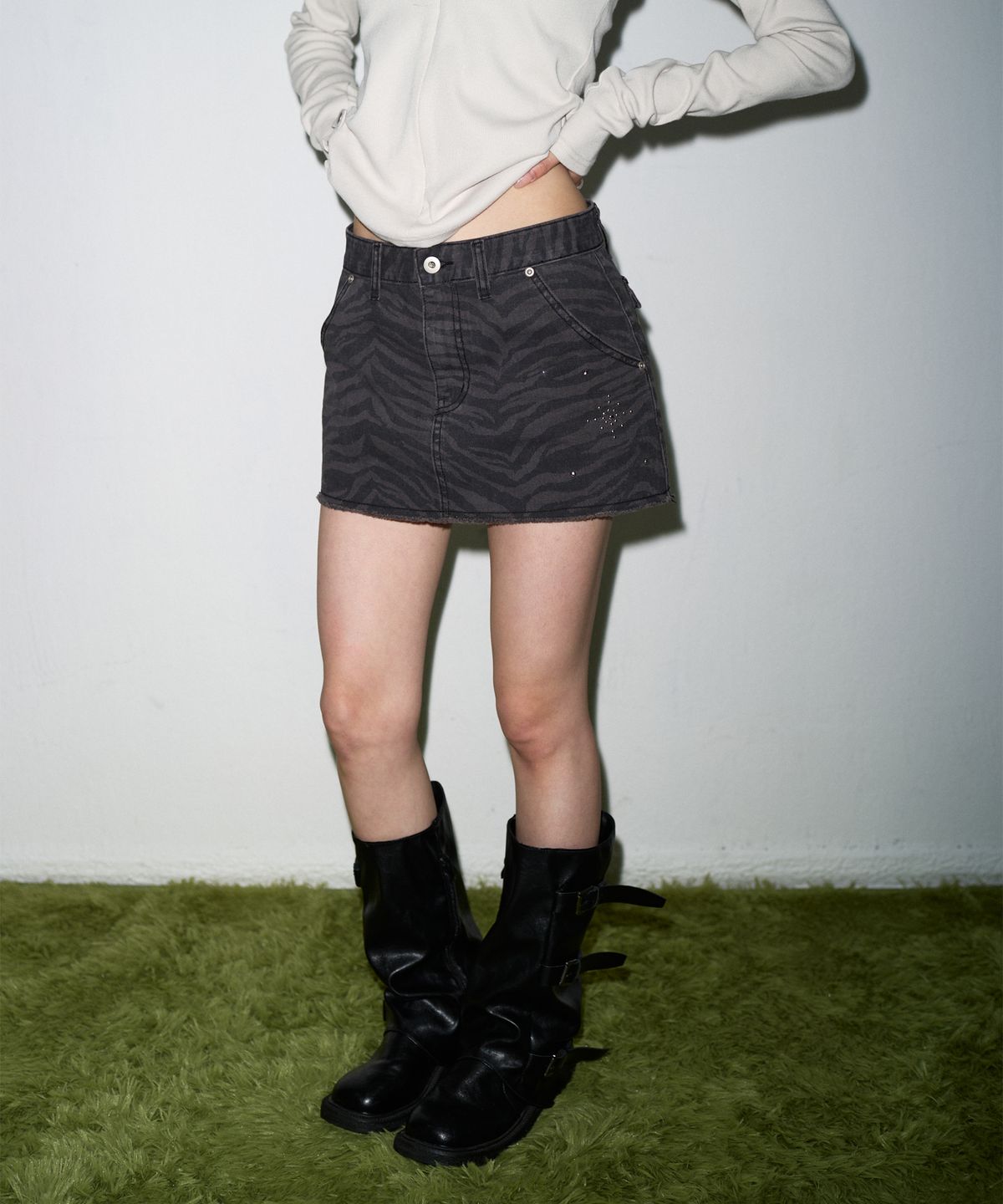 소흘(SOHUL) Zebra mini skirt (차콜)