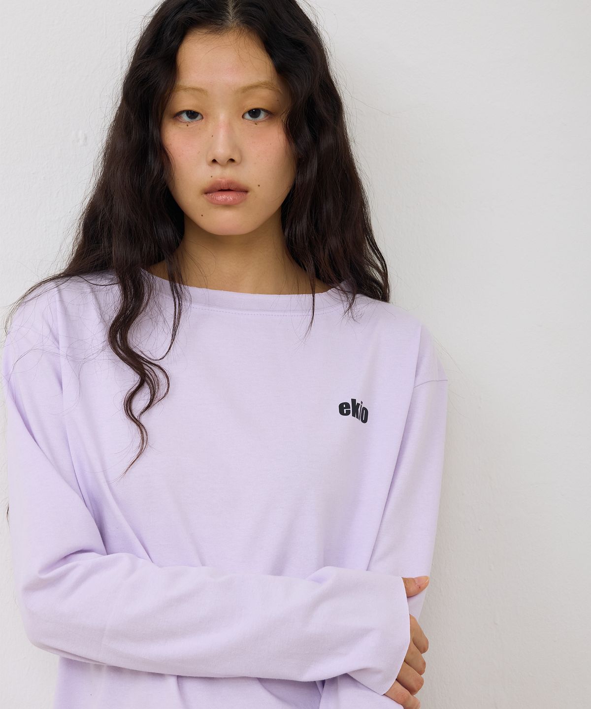 에키오(EKIO) 컷오프 베이직 로고 롱슬리브 (Lavender)