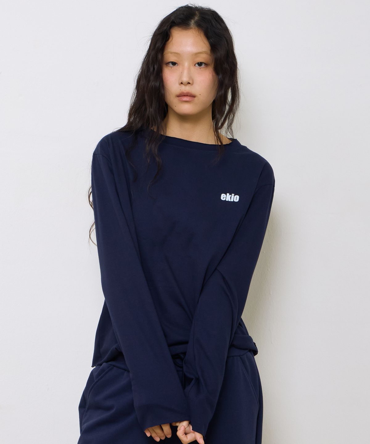 에키오(EKIO) 컷오프 베이직 로고 롱슬리브 (Navy)