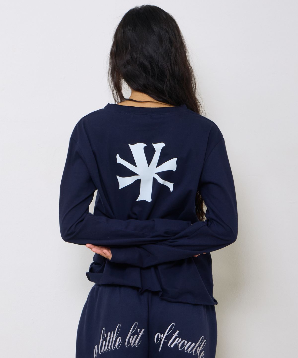 에키오(EKIO) 컷오프 베이직 로고 롱슬리브 (Navy)