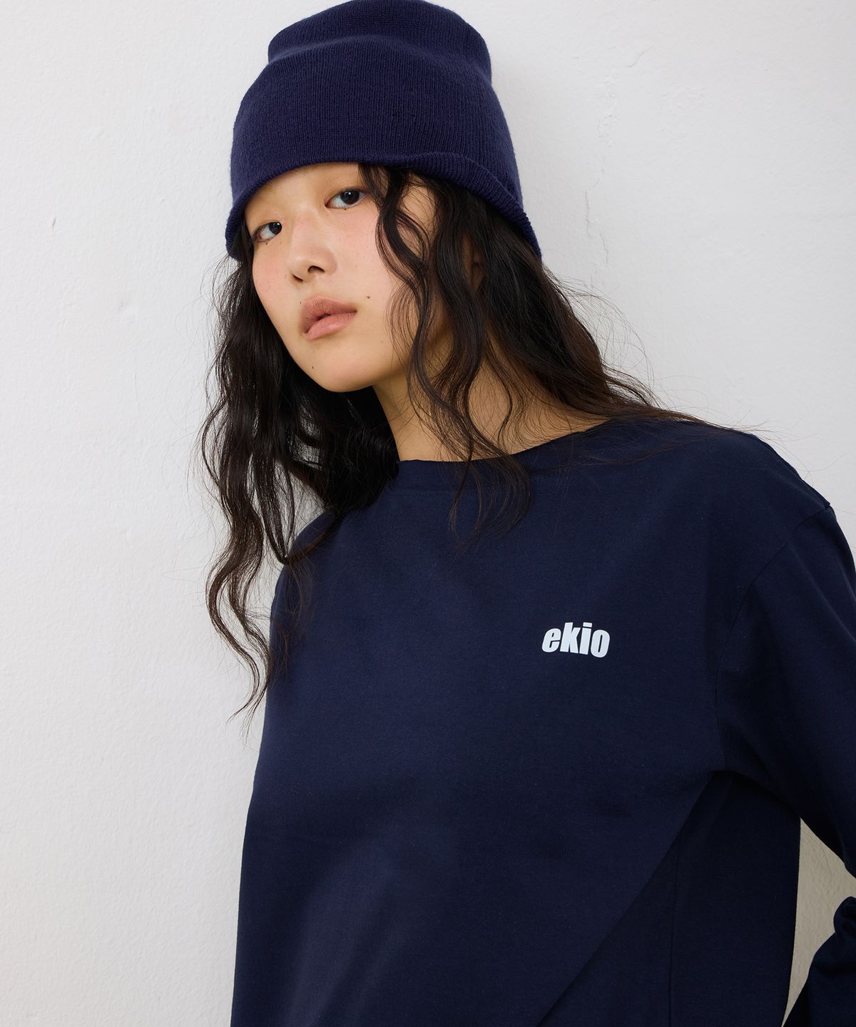 에키오(EKIO) 컷오프 베이직 로고 롱슬리브 (Navy)