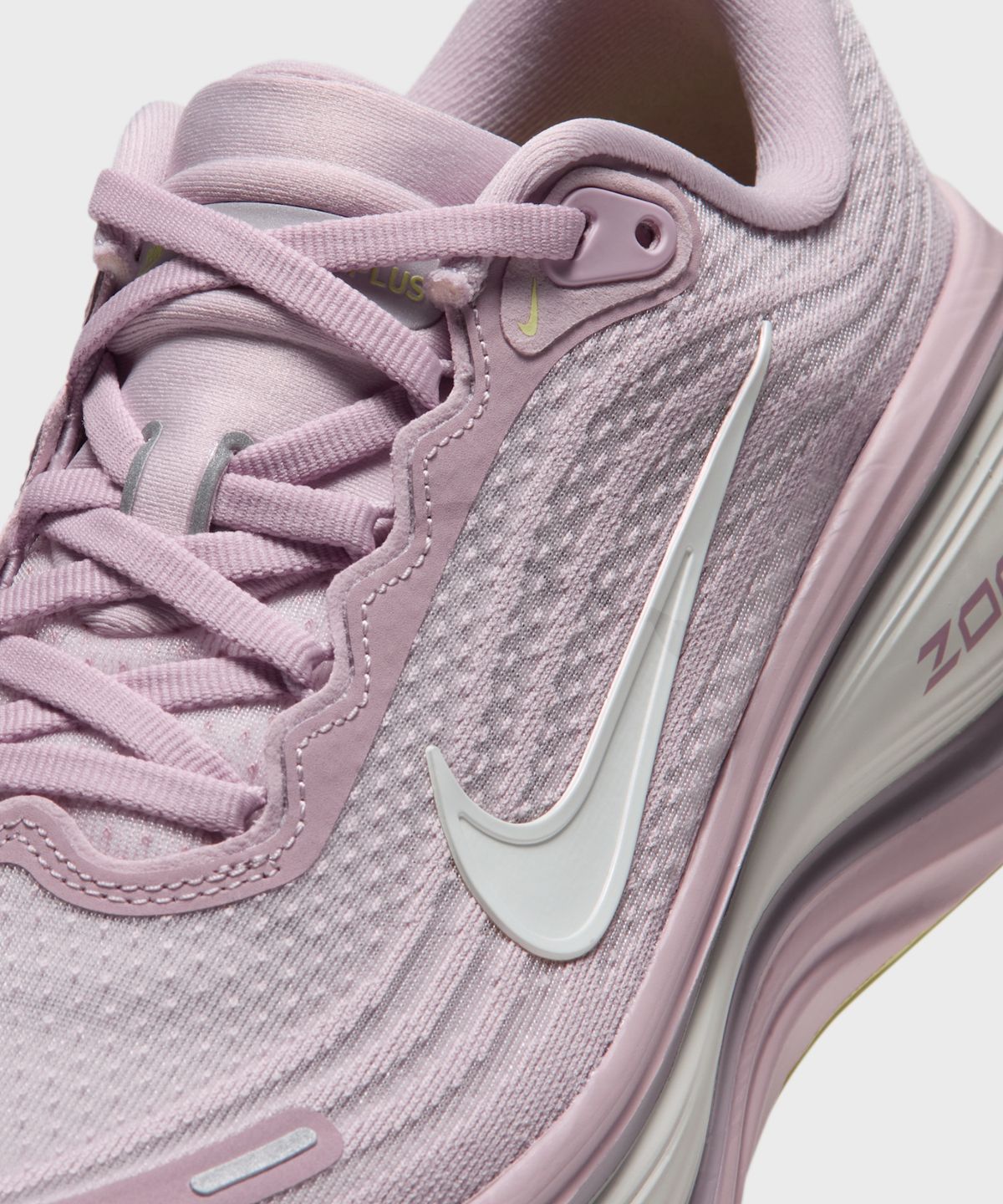 나이키(NIKE) 보메로 플러스 W - 파티클 로즈:실버 라일락:라이트 본:세일 / HV8154-609