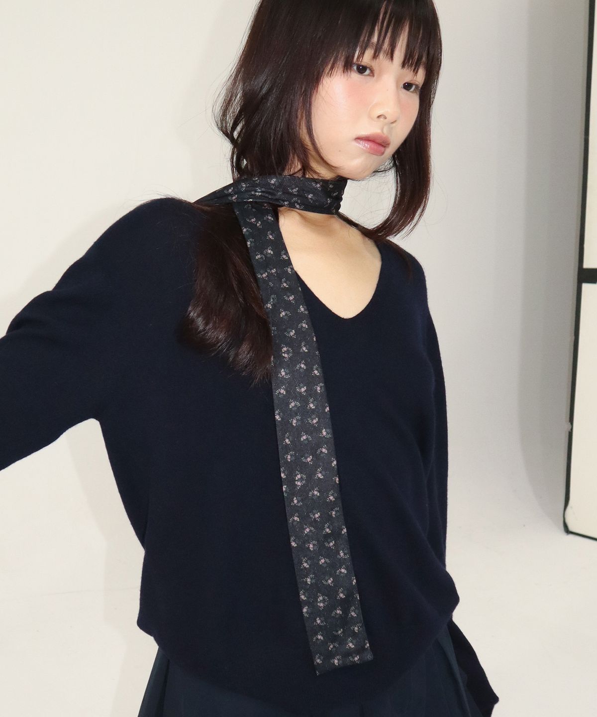 지지(GEEGEE) flower pointel long scarf - black