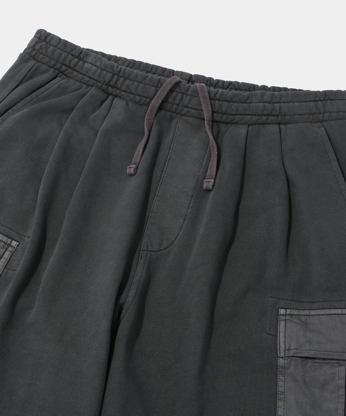 컬럼비아 유니버시티(COLUMBIA UNIVERSITY) UTILITY POCKET DYED FLEECE WIDE SWEATPANTS_CHARCOAL