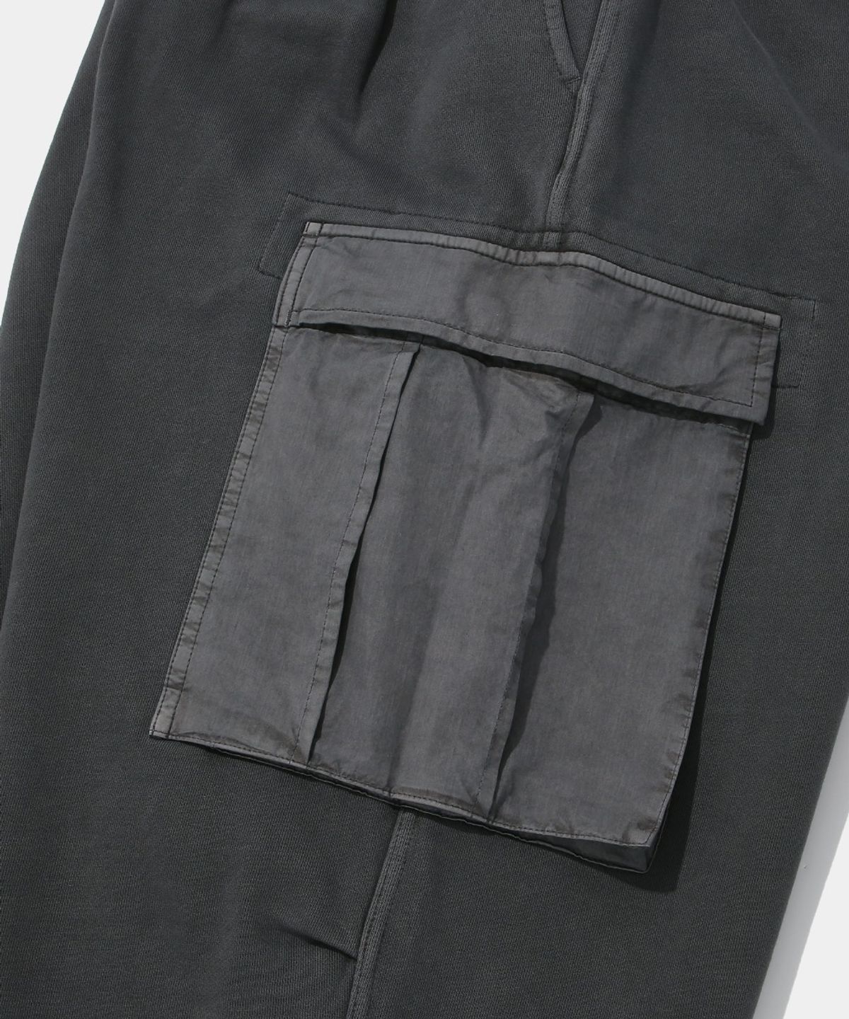 컬럼비아 유니버시티(COLUMBIA UNIVERSITY) UTILITY POCKET DYED FLEECE WIDE SWEATPANTS_CHARCOAL