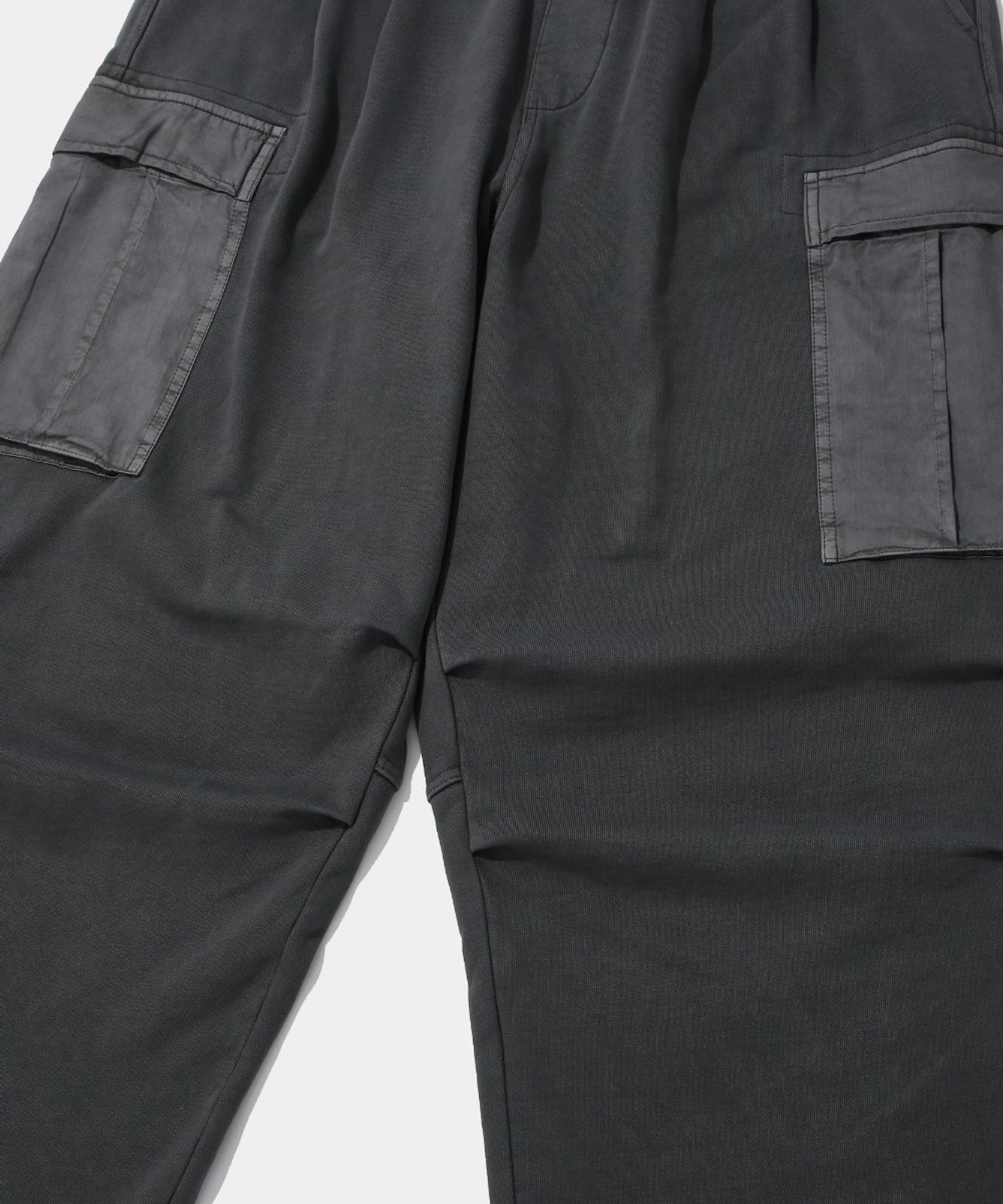 컬럼비아 유니버시티(COLUMBIA UNIVERSITY) UTILITY POCKET DYED FLEECE WIDE SWEATPANTS_CHARCOAL