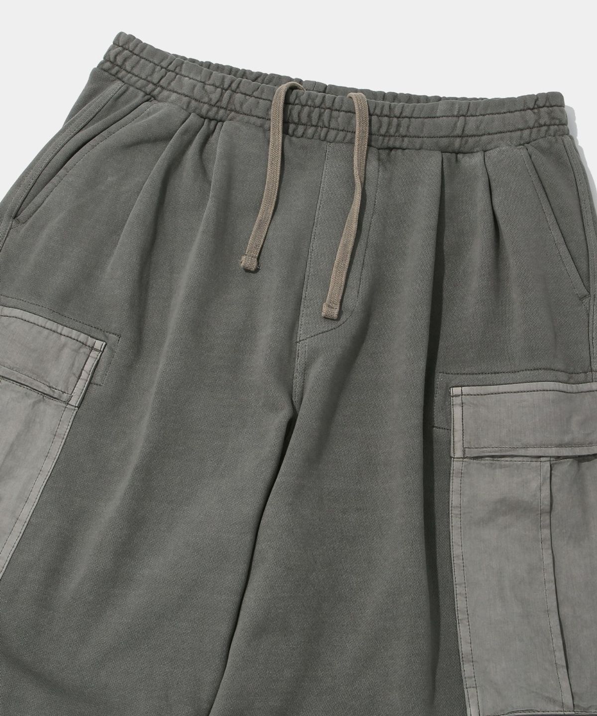 컬럼비아 유니버시티(COLUMBIA UNIVERSITY) UTILITY POCKET DYED FLEECE WIDE SWEATPANTS_KHAKI