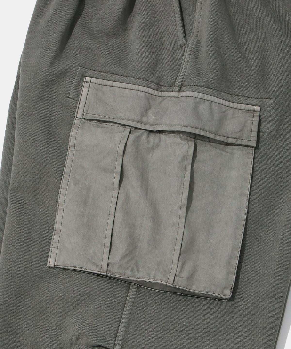 컬럼비아 유니버시티(COLUMBIA UNIVERSITY) UTILITY POCKET DYED FLEECE WIDE SWEATPANTS_KHAKI