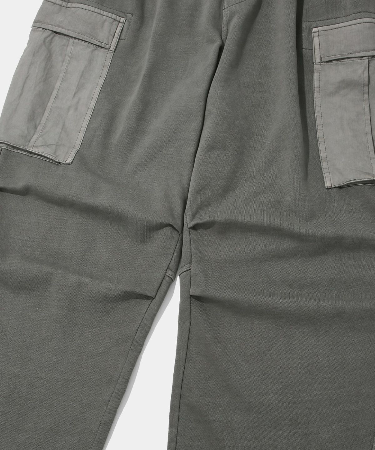 컬럼비아 유니버시티(COLUMBIA UNIVERSITY) UTILITY POCKET DYED FLEECE WIDE SWEATPANTS_KHAKI