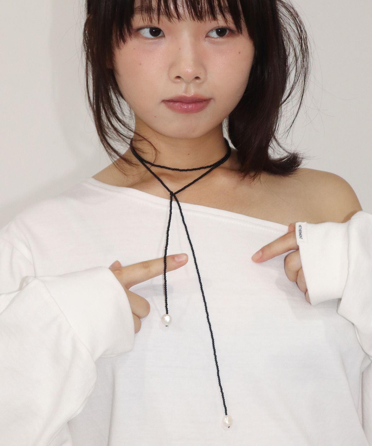 지지(GEEGEE) bead pearl tie necklace - black