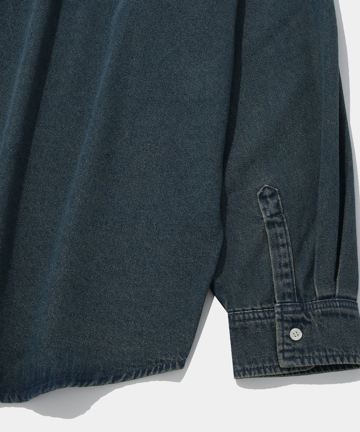 컬럼비아 유니버시티(COLUMBIA UNIVERSITY) SPRAY WASHED ONE POCKET DENIM SHIRT_MIDNIGHT JIN