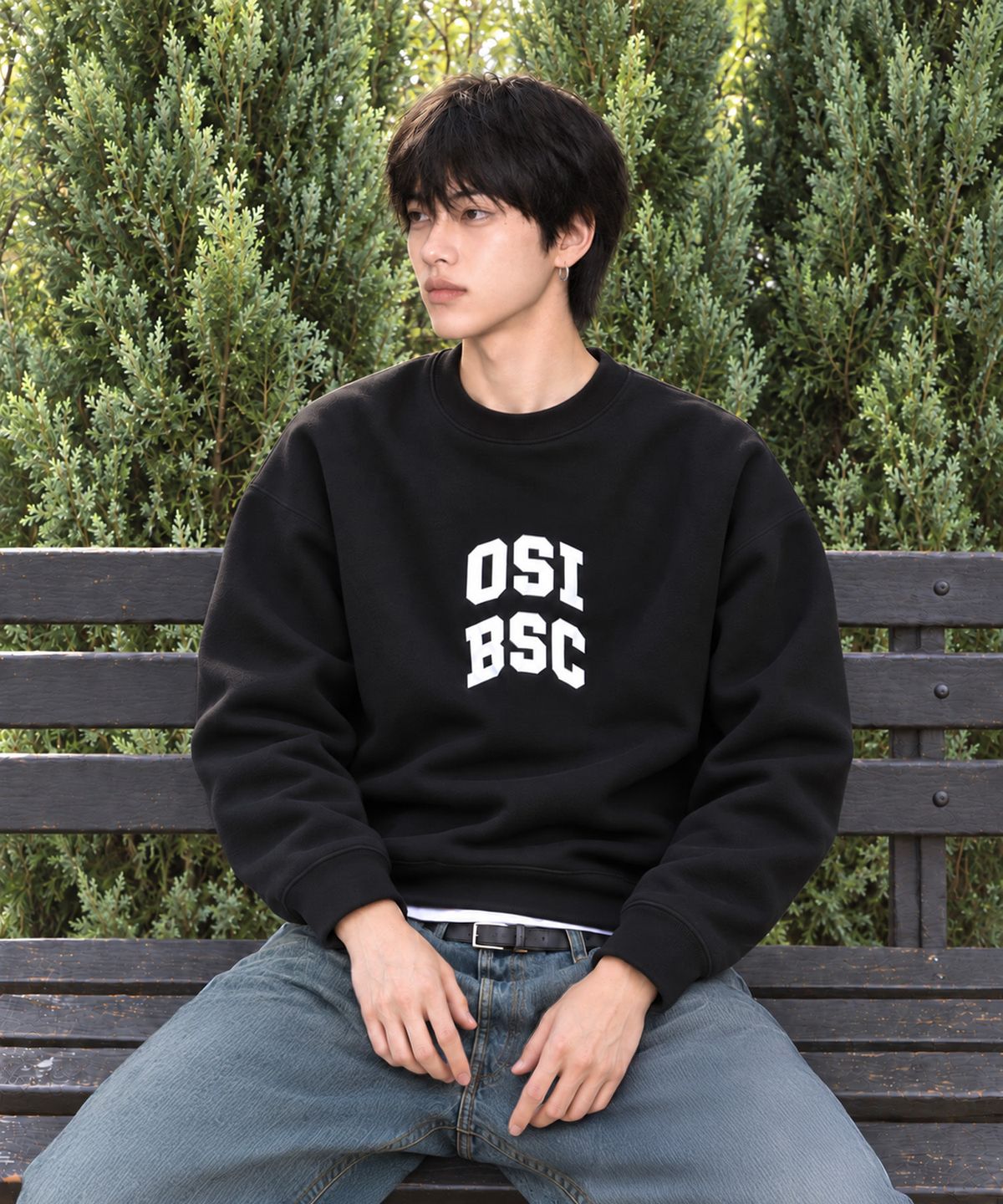 오에스아이(OSI) 세미 크롭 크루넥 맨투맨 바시티 블랙