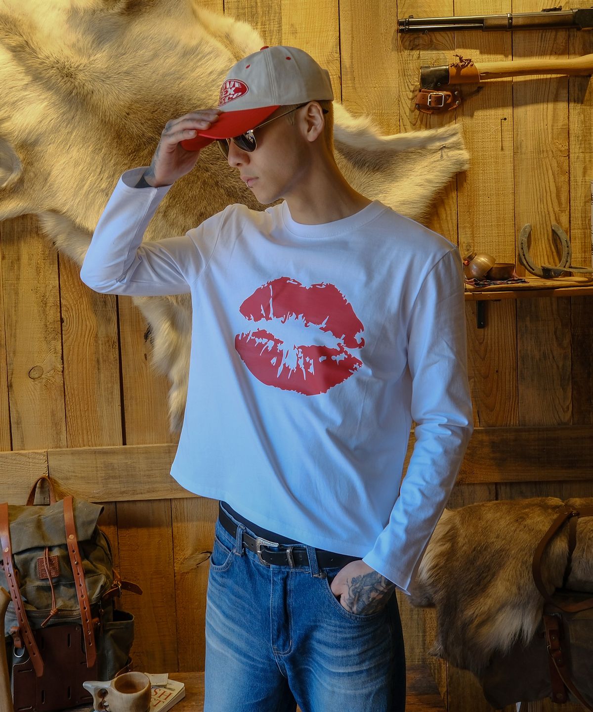 셔츠마이립스(SHIRTMYLIPS) 키스마크 락스타 크롭 롱슬리브 (화이트/레드)
