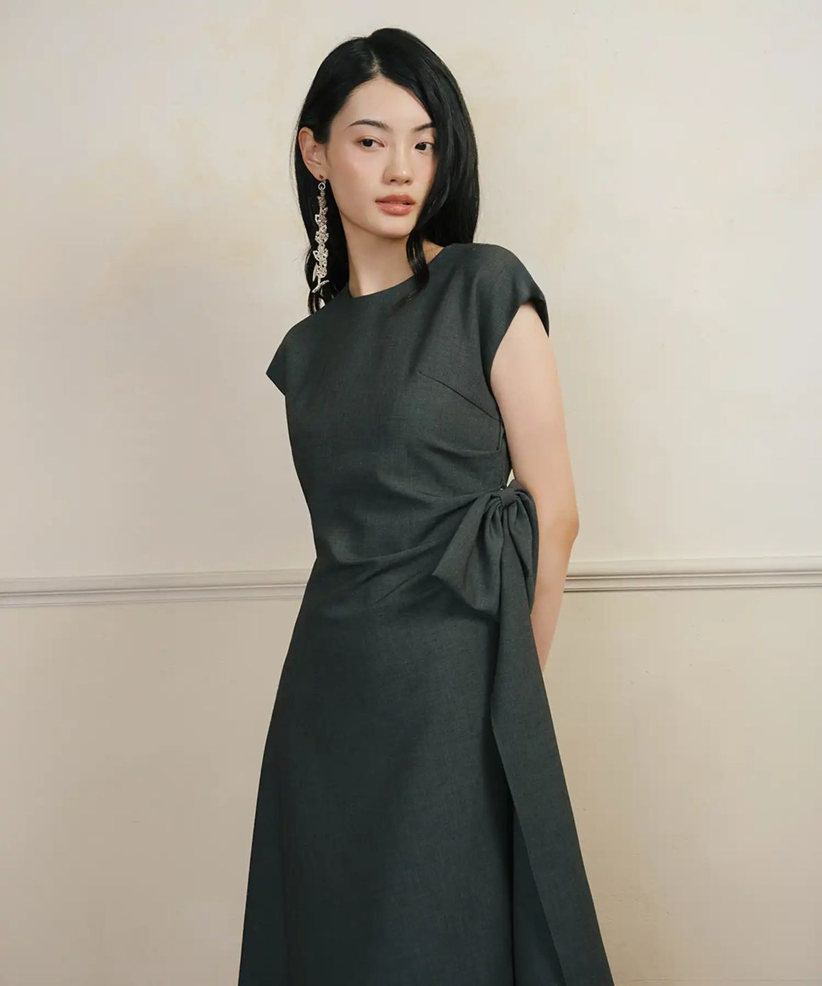 가니송(GANISONG) 브라이덜 로제트 드레이퍼리 원피스_차콜
