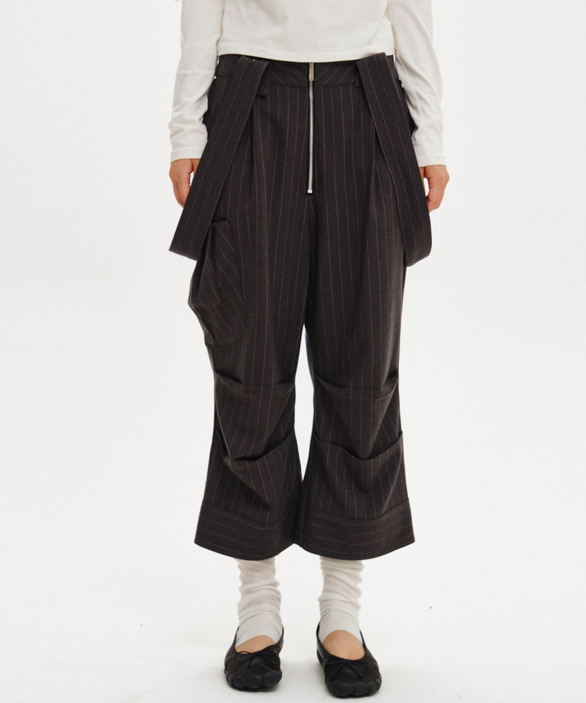 소르비(SORBEE) STRIPE SUSPENDER CAPRI PANTS / CHARCOAL