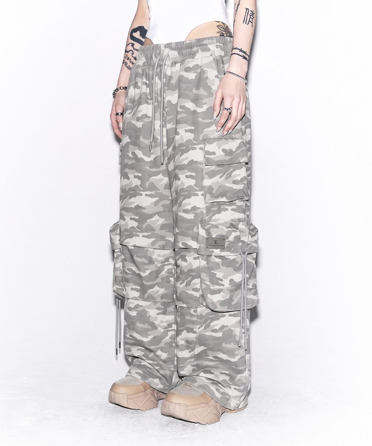 와이이이엘(YEEL) SOLID POCKET WIDE BANDING PANTS WHITE CAMO