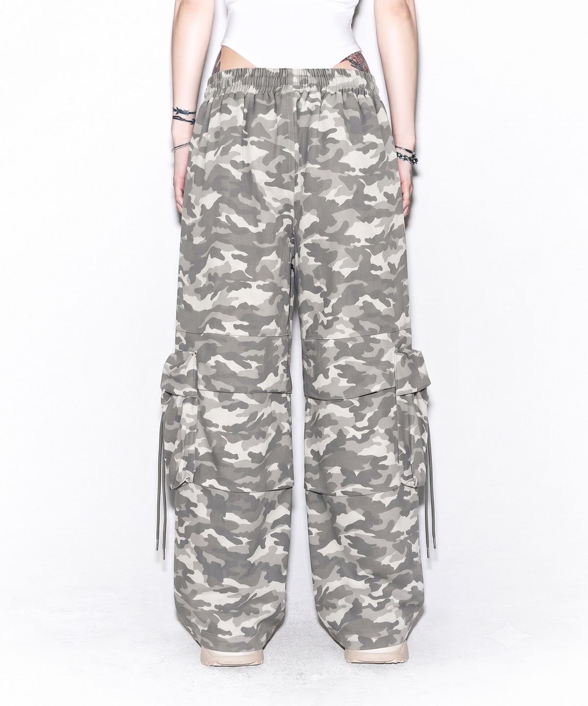 와이이이엘(YEEL) SOLID POCKET WIDE BANDING PANTS WHITE CAMO