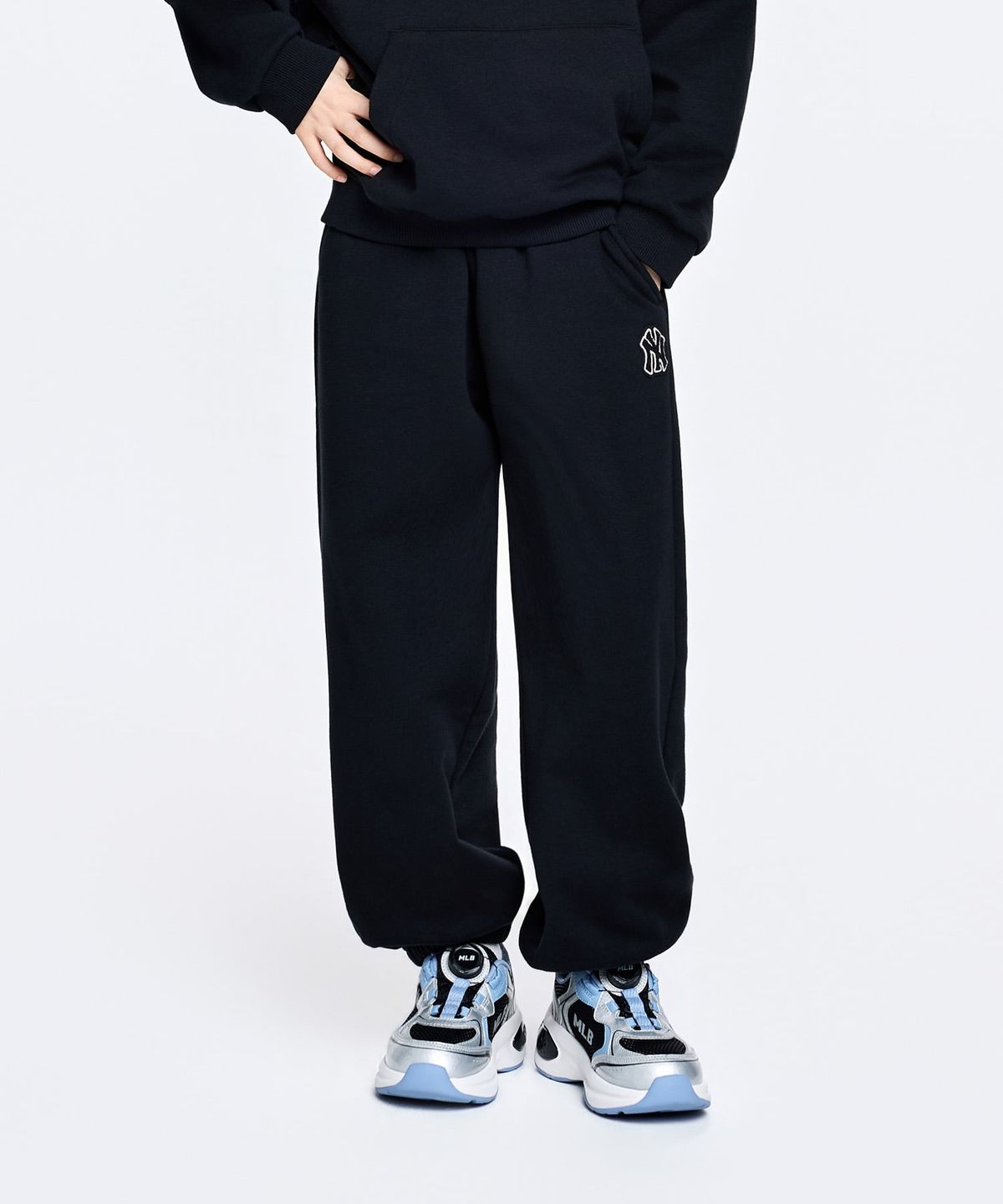엠엘비 키즈(MLB KIDS) 스포티브 스몰로고 기모 루즈 조거 팬츠 NY (Black)