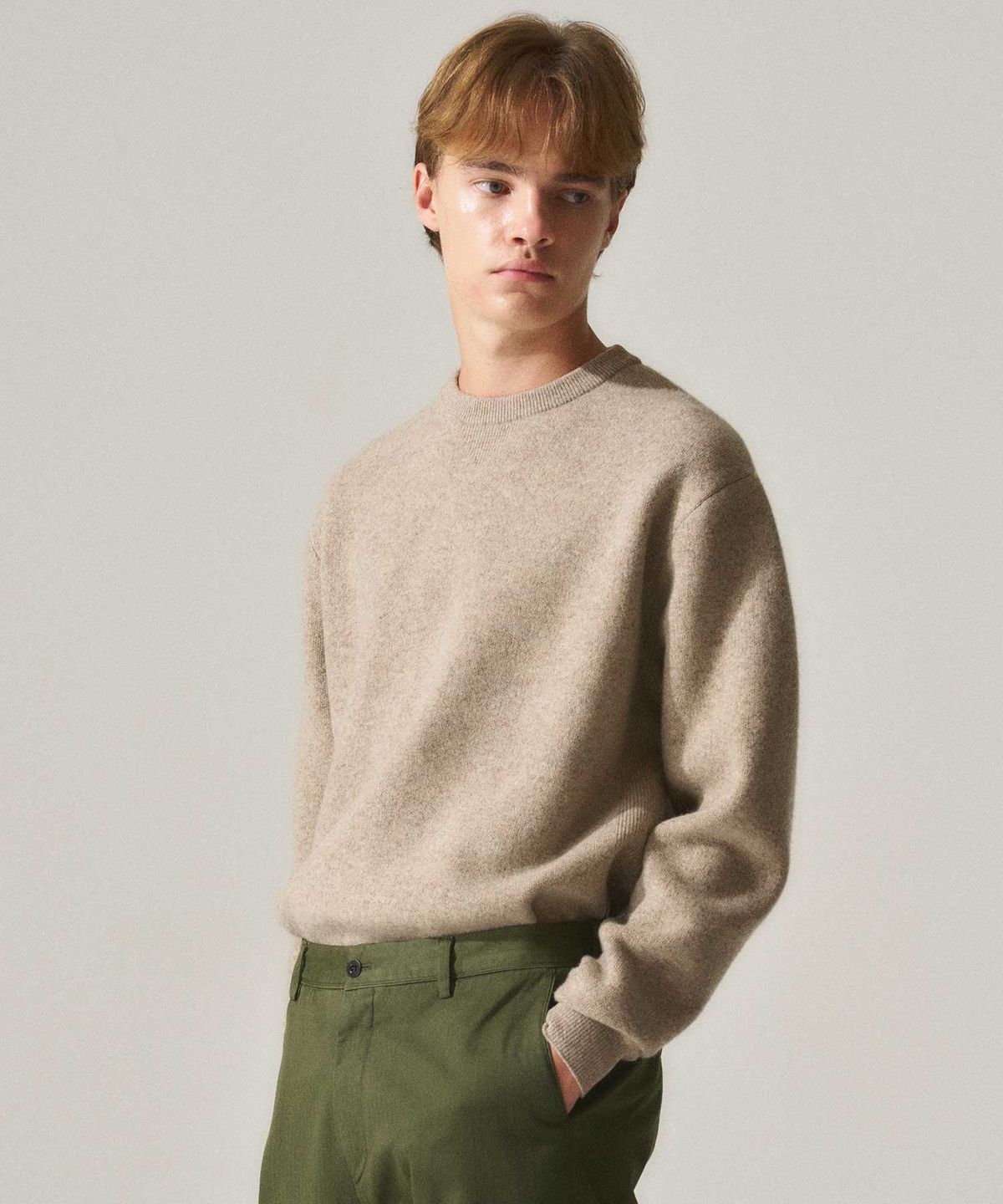 라이즈앤빌로우(RISE&BELOW) HEAVY DUTY 질롱울 크루넥 스웨터 BEIGE