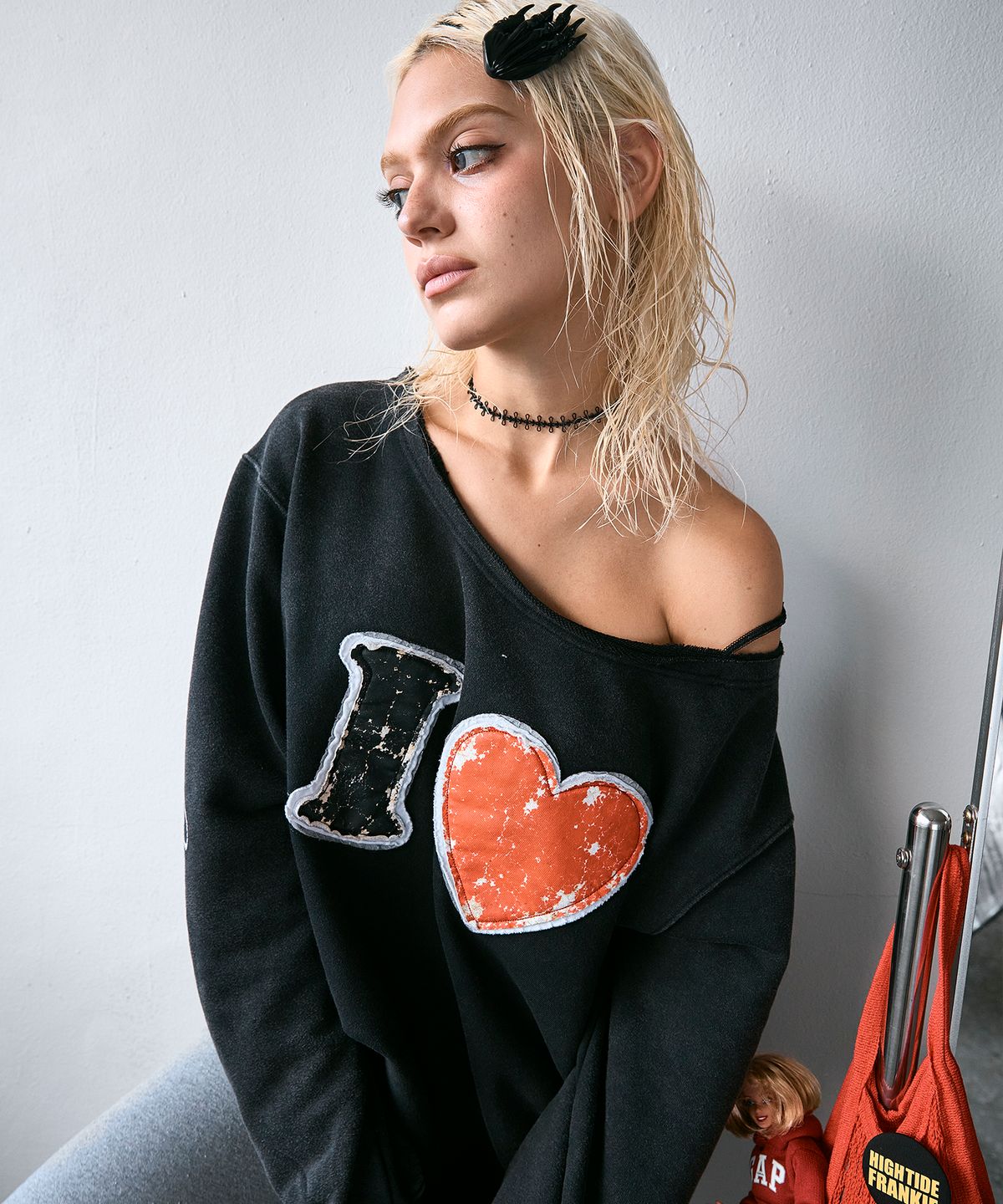 하이타이드 프랭키(HIGHTIDEFRANKIE) Love Cosmic Girl Off Shoulder Sweatshirt Black
