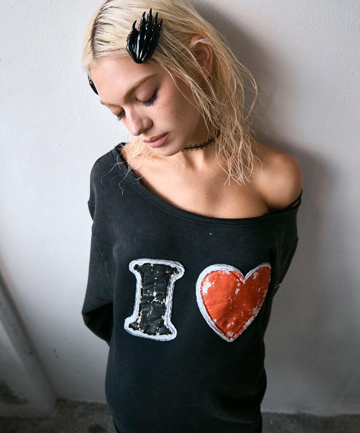 하이타이드 프랭키(HIGHTIDEFRANKIE) Love Cosmic Girl Off Shoulder Sweatshirt Black