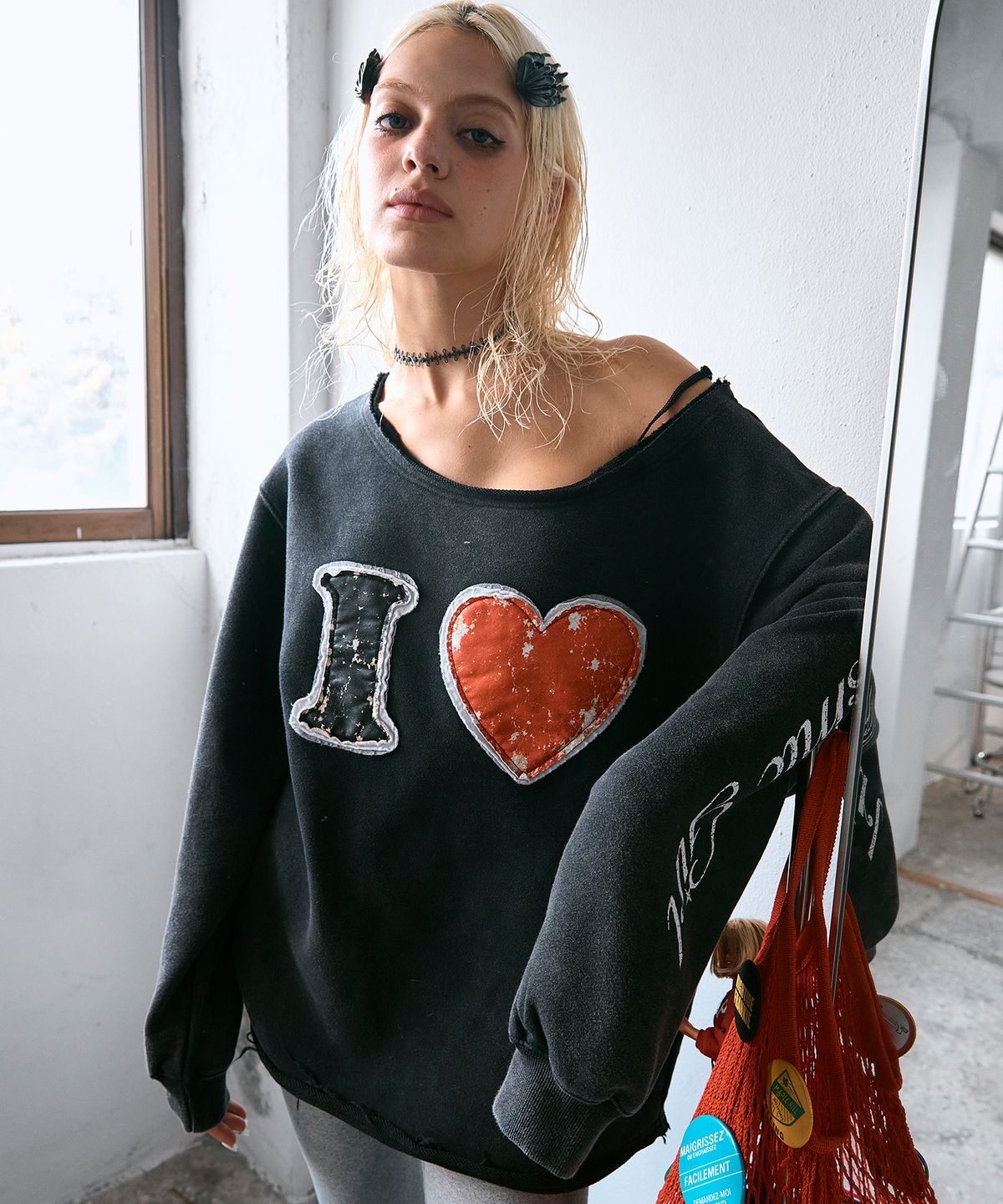 하이타이드 프랭키(HIGHTIDEFRANKIE) Love Cosmic Girl Off Shoulder Sweatshirt Black