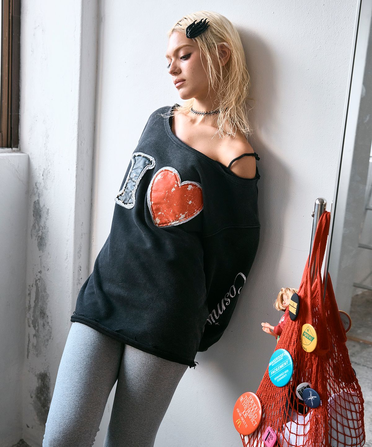하이타이드 프랭키(HIGHTIDEFRANKIE) Love Cosmic Girl Off Shoulder Sweatshirt Black