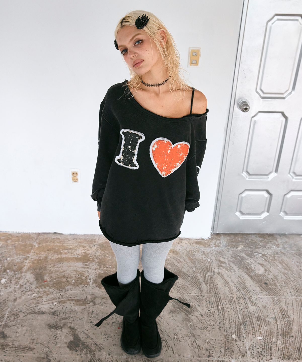 하이타이드 프랭키(HIGHTIDEFRANKIE) Love Cosmic Girl Off Shoulder Sweatshirt Black